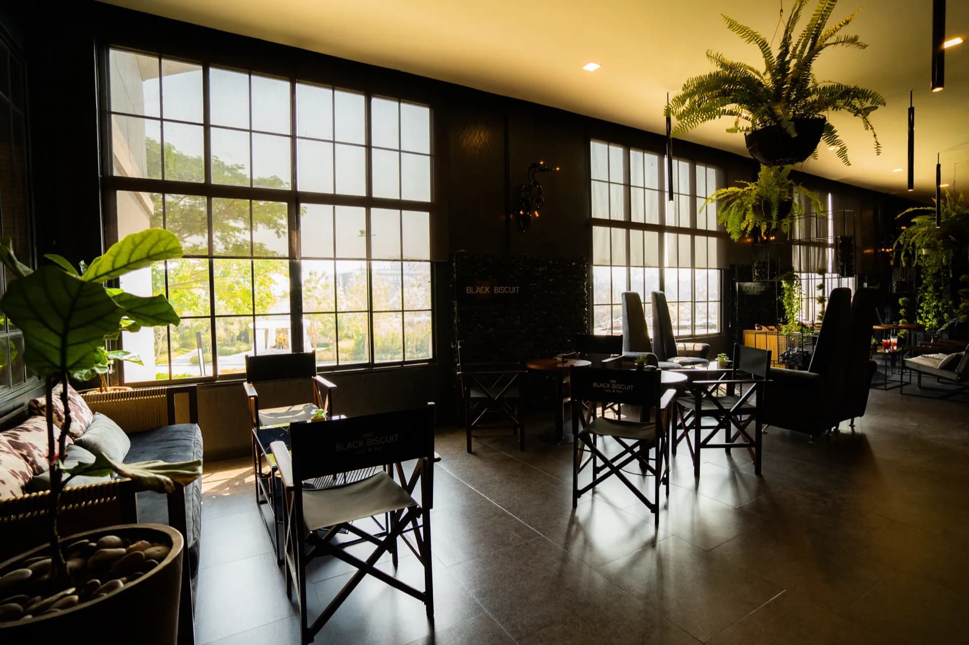 Black Biscuit Cafe & Bar